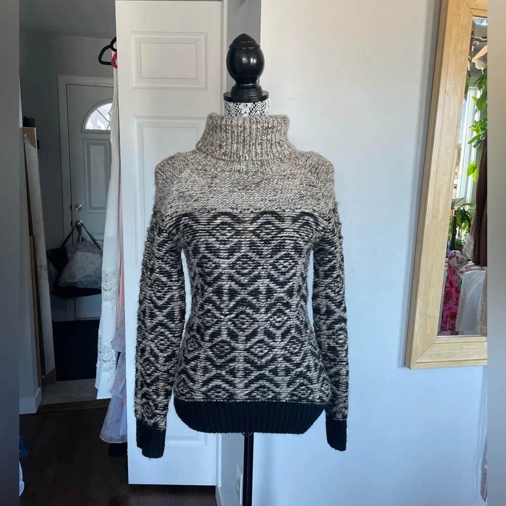 Aritzia Wool Alpaca Chunky Knit Turtle Neck Pullover Sweater. XS. - Picture 2 of 10